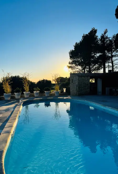 Piscine en soirée